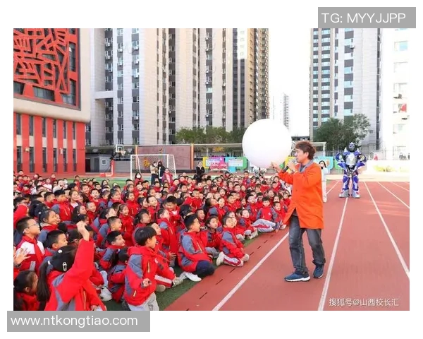 足球明星与孩子们的温馨互动视频展现梦想与希望的传承 足球明星与孩子们的温馨互动视频展现梦想与希望的传承