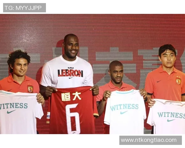 詹姆斯与足球明星互换球衣的趣味时刻引发球迷热议与欢笑 詹姆斯与足球明星互换球衣的趣味时刻引发球迷热议与欢笑